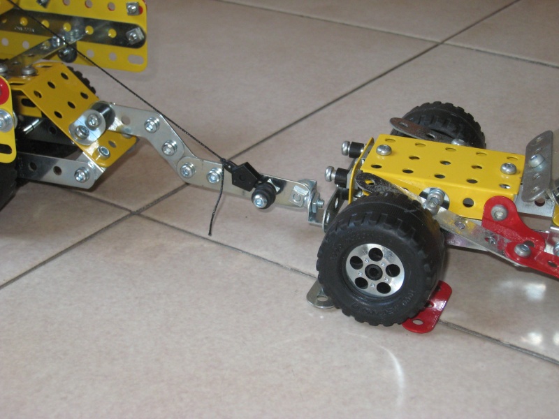 05_Les pinces en action; la voiture est soulevée.jpg